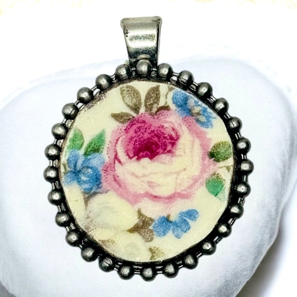 Vintage Homer LaughlinBroken China Round Pendant Floral Beaded  Design Necklace - Picture 1 of 7